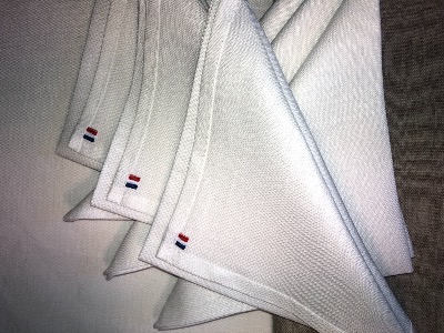 1 Nappe 140x250 blanche 100% Lin + 1 carr� 140x140 col lin 100% Lin